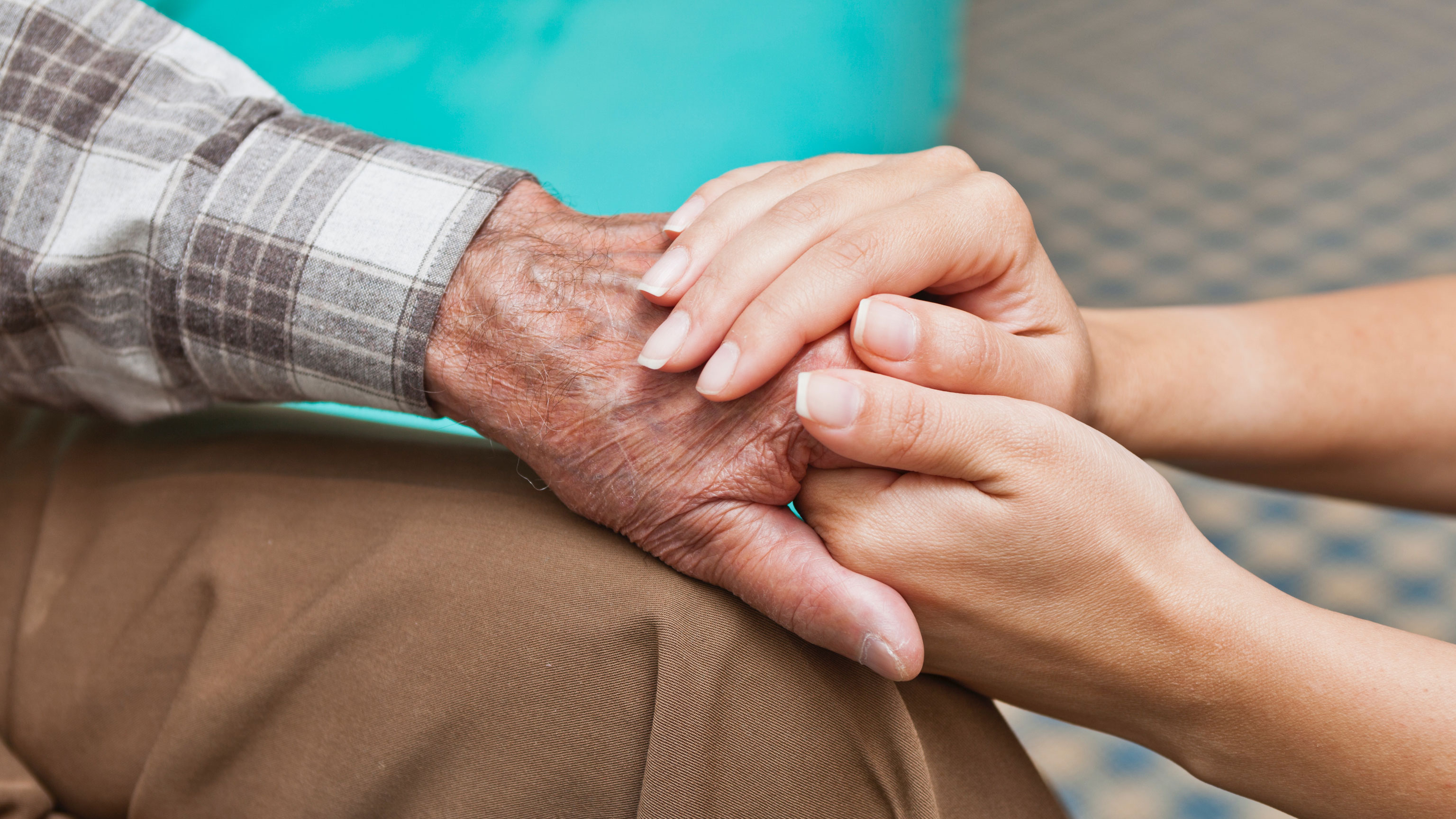 Фото помощи людям. Age concern. Детская рука передаёт открытку пожилому.