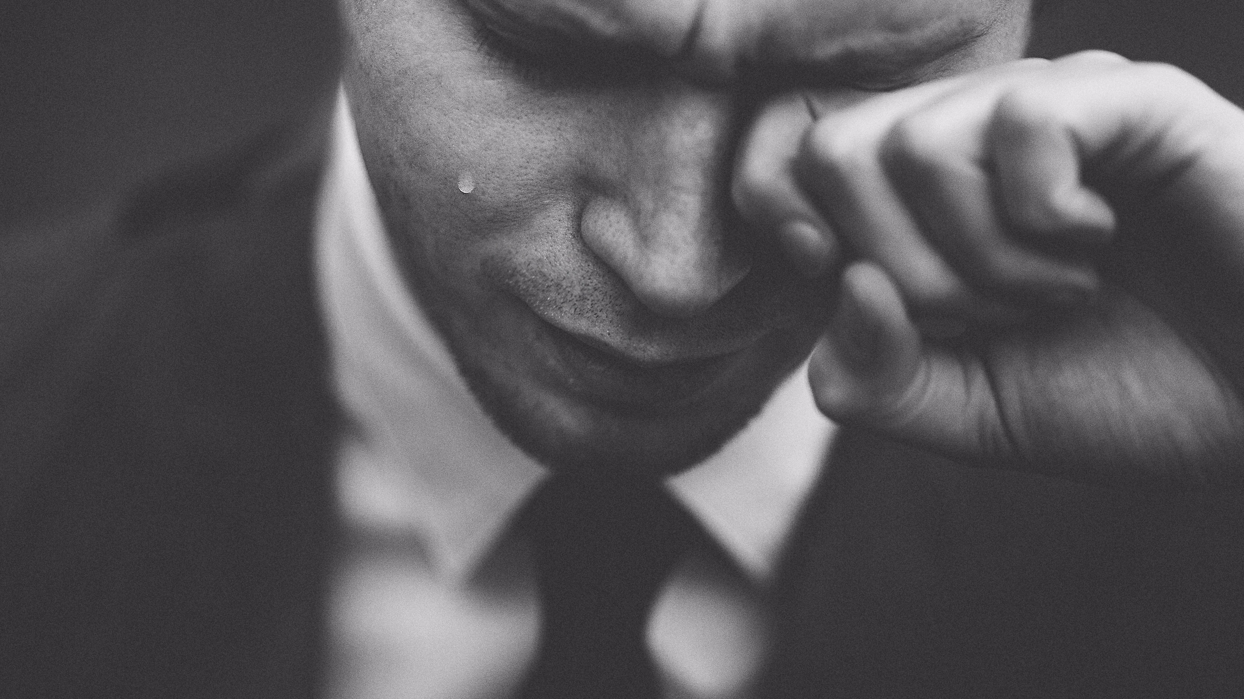 His own mind. Человек сдерживает слезы. Улыбающийся человек с грустными глазами. Мужчина плачет фото. Мужчина плачет ретро фото.